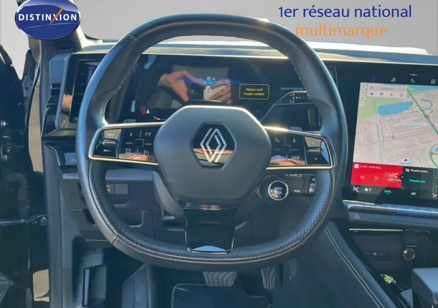 Vue rapprochée du volant noir et du tableau de bord digital du Renault Austral 2023 en version hybride.