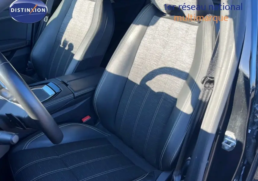 Vue intérieure côté conducteur du Renault Austral 2023 noir étoile métal, siège en tissu et cuir noir avec surpiqûres blanches.