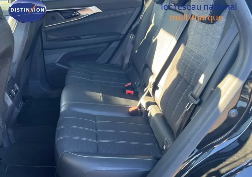 Vue intérieure côté droit des sièges arrière du Renault Austral noir étoile métal avec sellerie tissu et cuir, éclairage naturel.