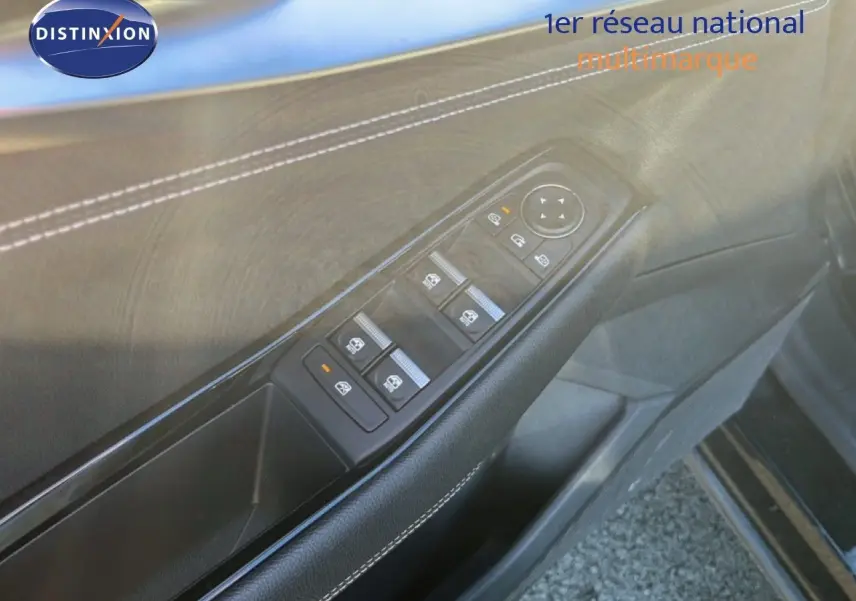 Détail de la porte côté gauche du Renault Austral noir étoile métal, montrant les commandes des vitres et rétroviseurs.