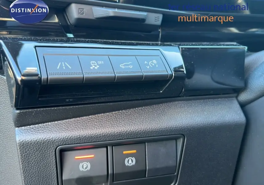 Détail intérieur montrant les commandes de sécurité et d'assistance sur tableau de bord noir du Renault Austral 2023.