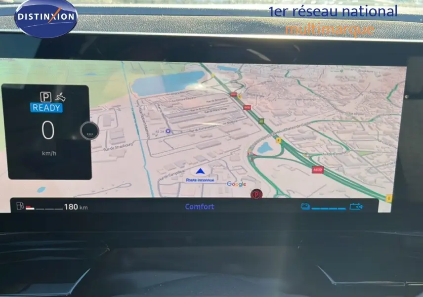 Tableau de bord du Renault Austral noir étoile métal 2023, affichage numérique avec navigation et vitesse à l'arrêt.