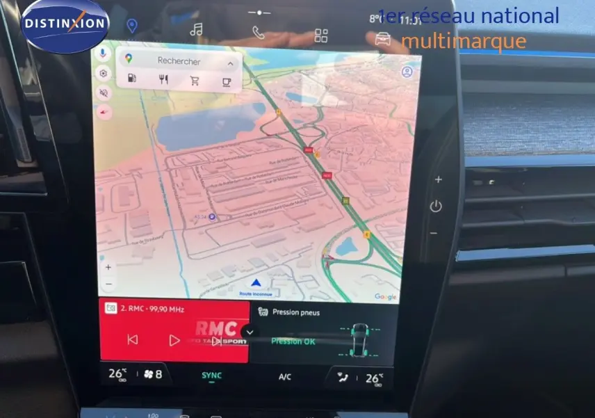 Écran tactile central du Renault Austral 2023 noir étoile métal, affichant navigation et contrôle climatisation.