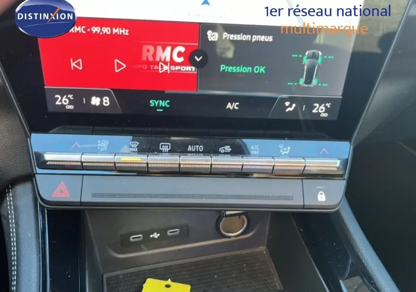 Vue rapprochée de la console centrale du Renault Austral noir étoile métal, avec écran tactile et commandes climatisation.