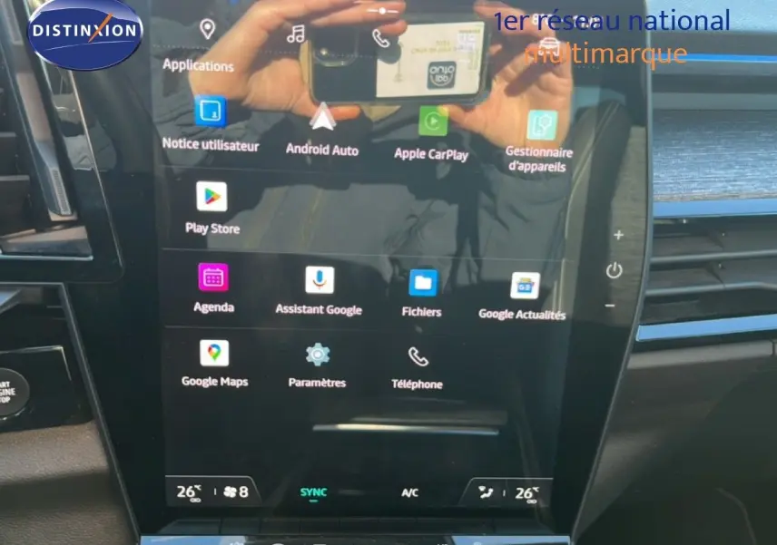 Vue rapprochée de l’écran tactile central du Renault Austral noir étoile métal, affichant les applications connectées.