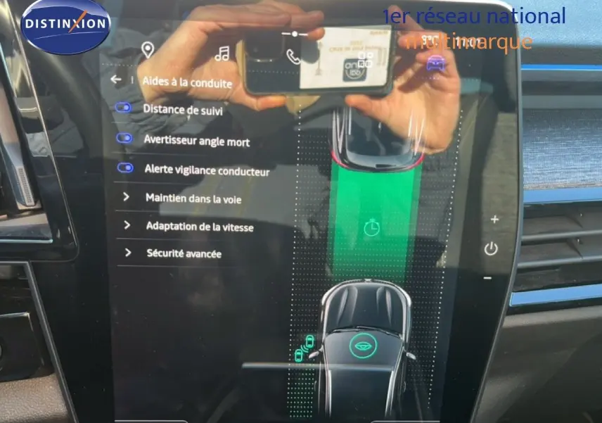 Écran tactile intérieur du Renault Austral noir étoile métal, affichant les aides à la conduite en mode hybride.