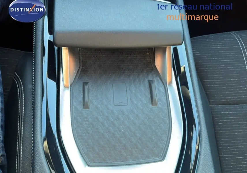 Gros plan sur la console centrale noire avec surface antidérapante et accoudoir du Renault Austral 2023.