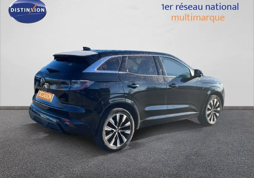 Vue 3/4 arrière droite d'un Renault Austral noir étoile métal avec jantes alliage et toit noir contrasté.