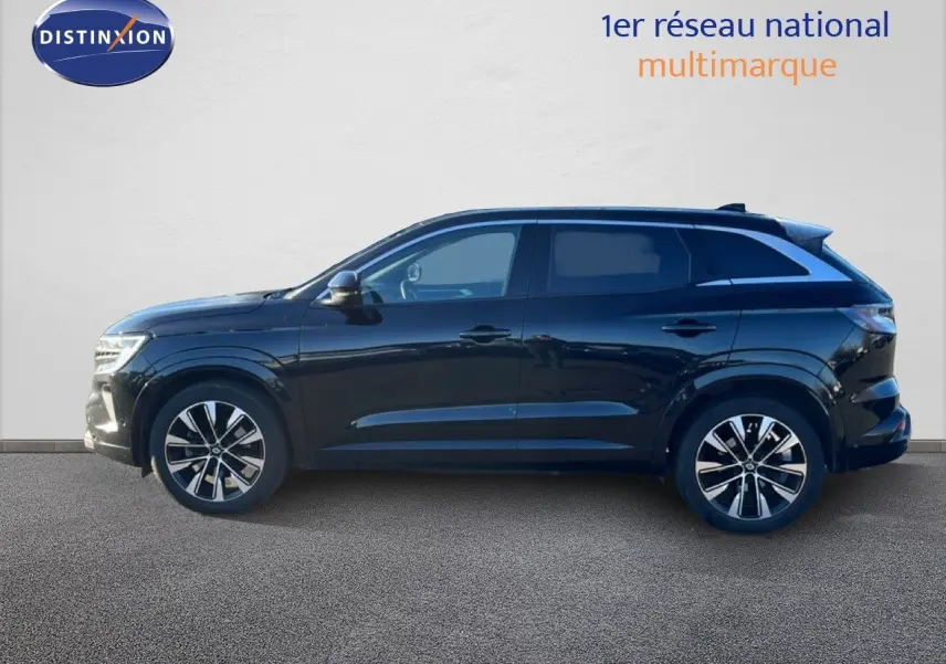 Vue latérale droite du Renault Austral noir étoile métal 2023 avec jantes alliage et lignes épurées.