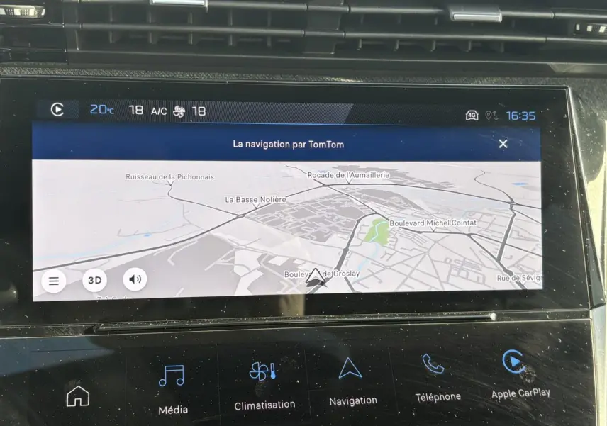 Écran tactile central affichant la navigation TomTom dans l’habitacle de la Peugeot 308 Hybrid 2025.