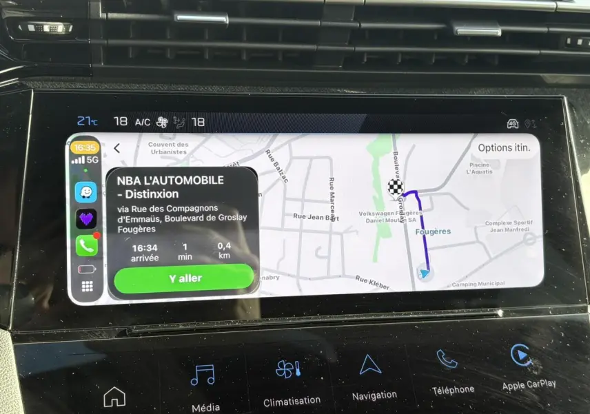 Écran tactile central de la Peugeot 308 Hybrid bleu Obsession montrant la navigation Apple Car Play en intérieur.