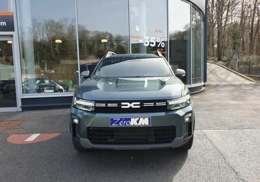 Vue de face du Dacia Bigster vert cèdre avec toit panoramique et signature lumineuse LED visible.