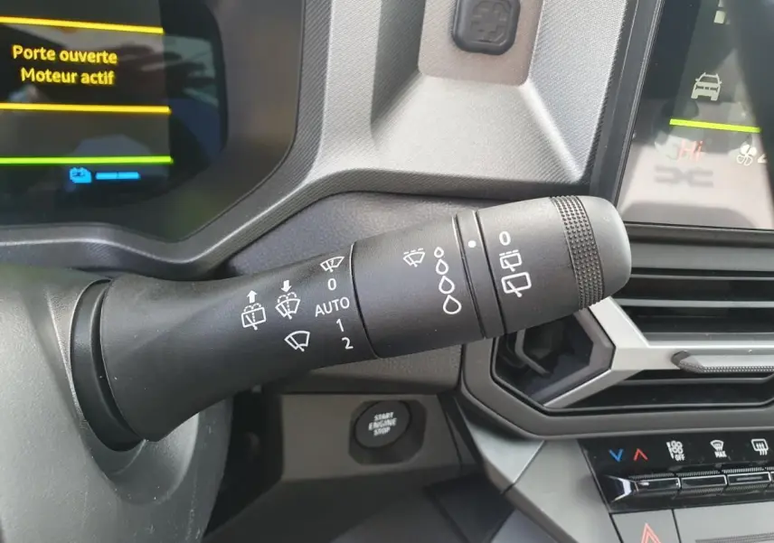 Gros plan sur la commande des essuie-glaces du tableau de bord du Dacia Bigster 2026, intérieur noir et gris.