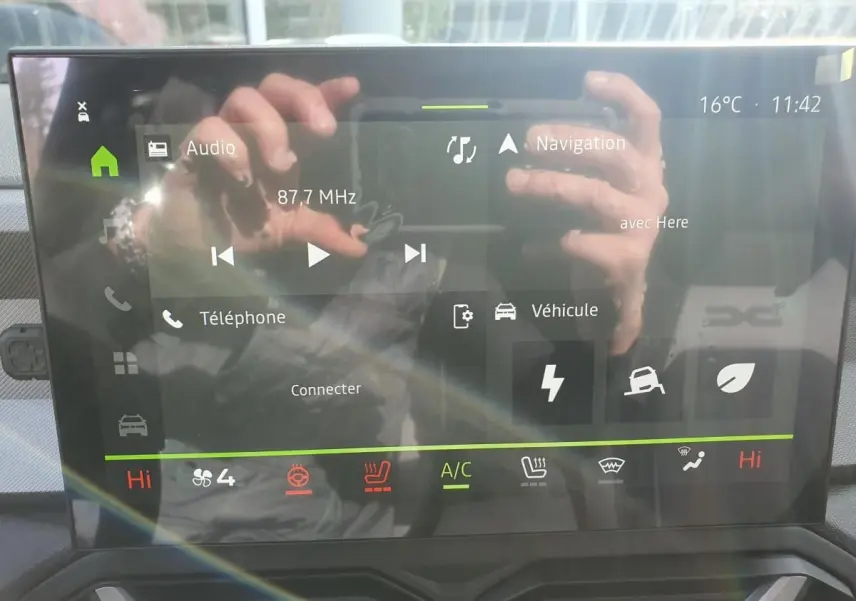 Écran tactile intérieur du Dacia Bigster 2026 affichant la navigation et les commandes climatisation.