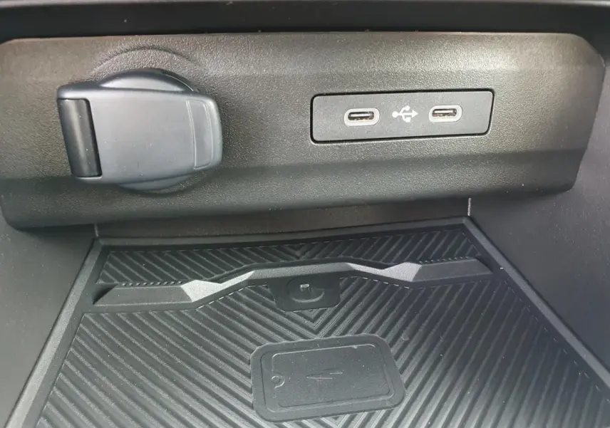 Gros plan sur la console centrale du Dacia Bigster 2026, montrant deux ports USB-C et un chargeur à induction noir.