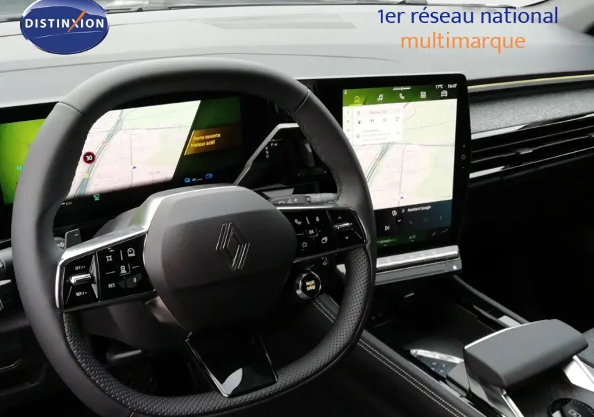 Vue intérieure centrée sur le volant noir et la large tablette tactile du tableau de bord du Renault Austral 2026.