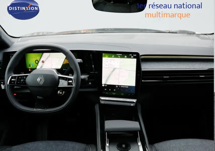 Vue intérieure du tableau de bord du Renault Austral E-Tech noir étoile métal, avec écran tactile central et volant multifonction.