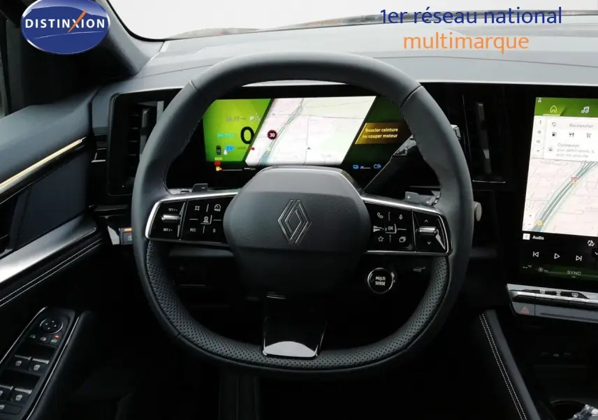 Vue intérieure centrée sur le volant noir perforé du Renault Austral E-Tech 2026 avec tableau de bord digital lumineux.