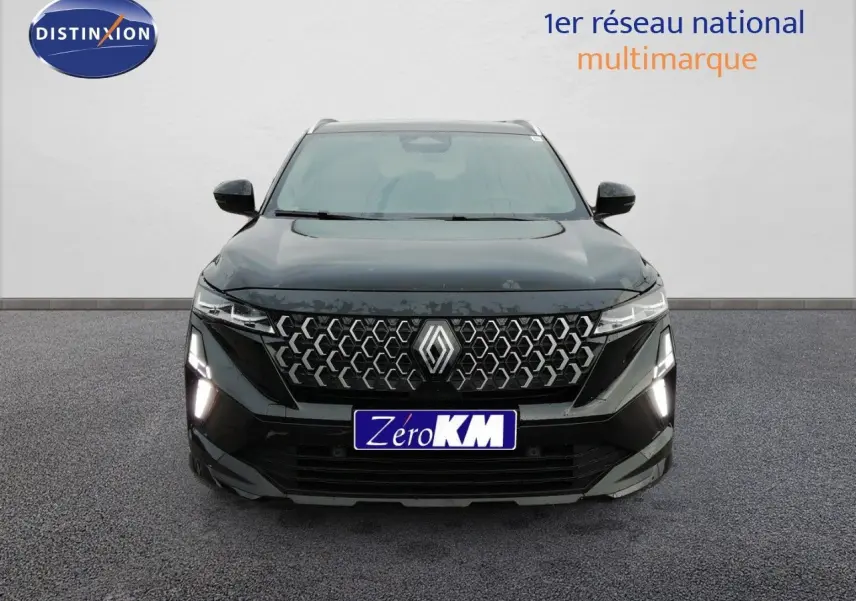 Vue frontale du Renault Austral E-Tech Full Hybrid noir étoile métal avec calandre hexagonale distinctive et feux LED allumés.