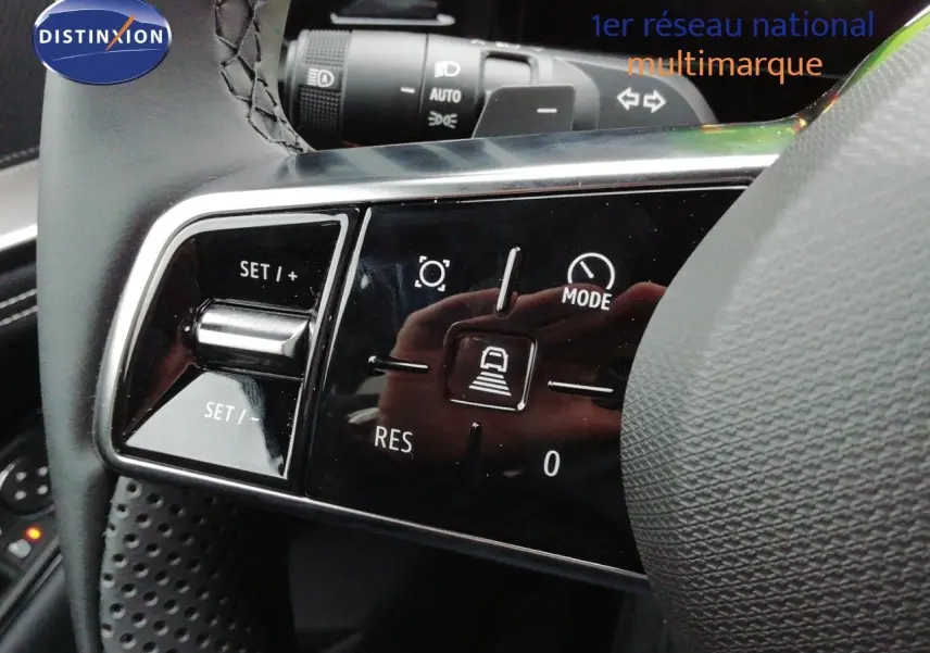 Gros plan sur les commandes au volant côté gauche du Renault Austral noir étoile métal, avec boutons de régulateur de vitesse et mode.