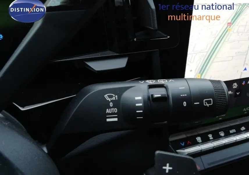 Gros plan sur la commande des essuie-glaces du Renault Austral noir étoile métal, avec écran tactile et tableau de bord en arrière-plan.