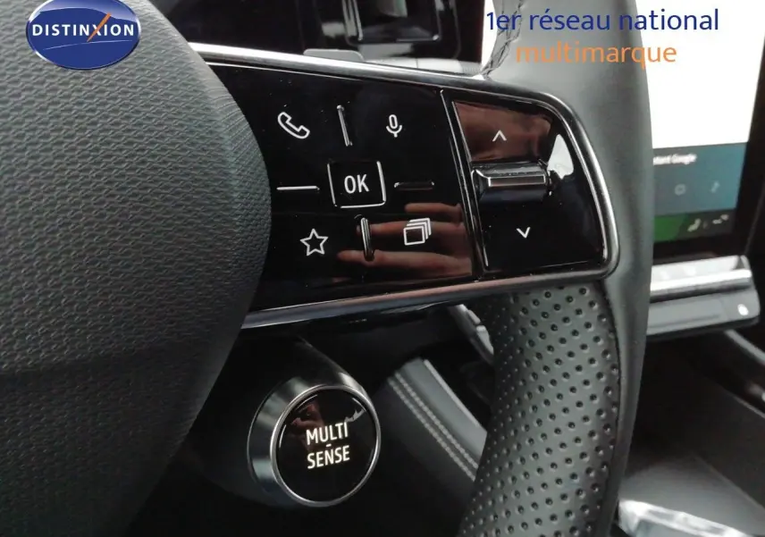 Gros plan sur le volant noir perforé du Renault Austral 2026 avec commandes intégrées et bouton Multi Sense.