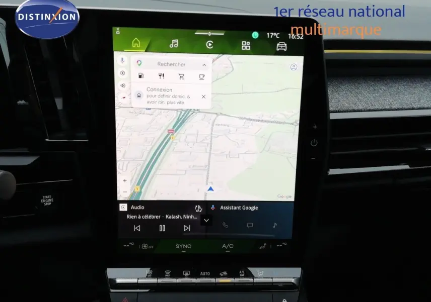 Écran tactile central avec navigation et commandes climatisation dans Renault Austral noir étoile métal, vue intérieure frontale.
