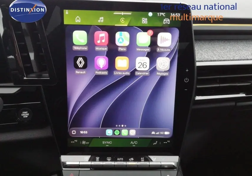 Écran tactile central du Renault Austral E-Tech Full Hybrid 2026, affichant les applications connectées, intérieur noir.