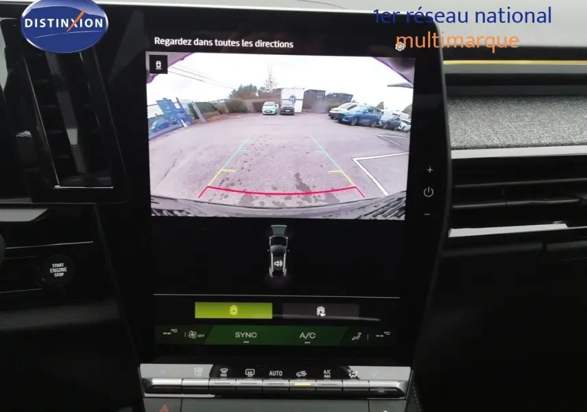 Vue intérieure centrée sur l'écran tactile affichant la caméra de recul du Renault Austral noir étoile métal.