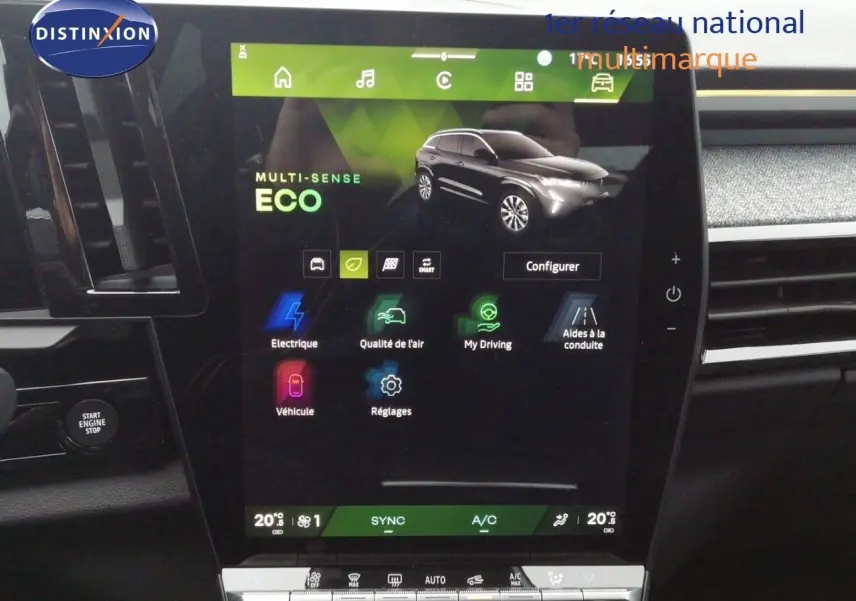Écran central tactile du Renault Austral noir étoile métal, affichant le mode de conduite ECO en vue intérieure.
