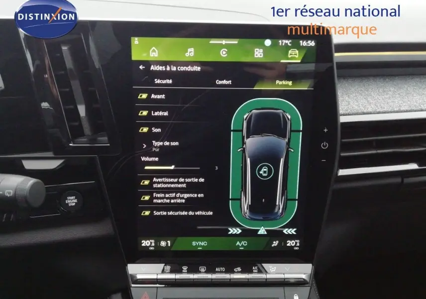 Écran tactile central du tableau de bord du Renault Austral E-Tech noir, affichant les aides à la conduite en mode parking.