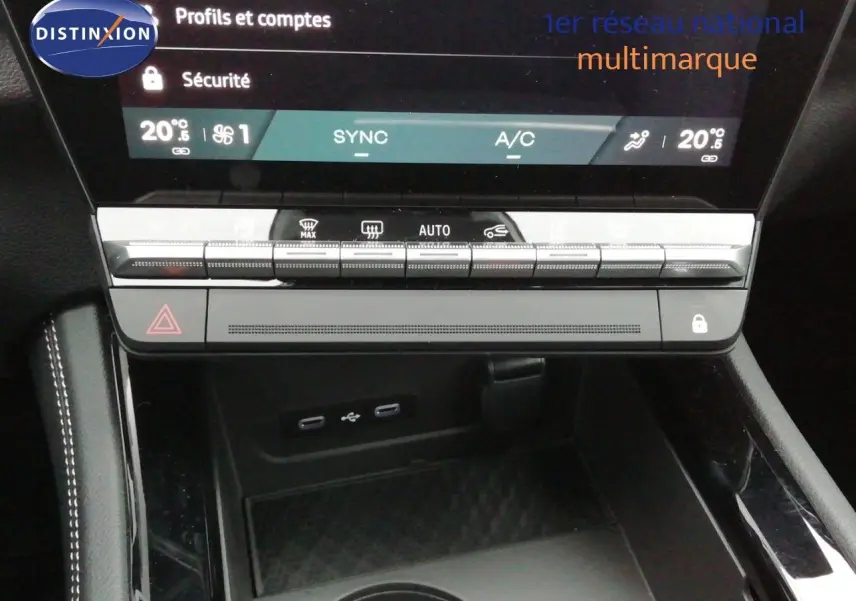 Vue rapprochée du tableau de bord et console centrale du Renault Austral noir étoile métal, avec commandes climatisation et ports USB visibles.