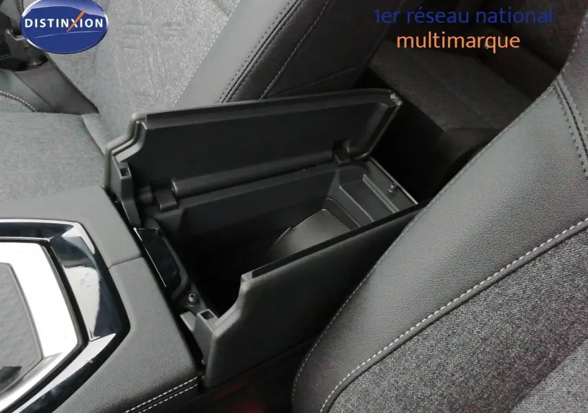 Intérieur du Renault Austral 2026, console centrale ouverte avec accoudoir en cuir noir et tissu gris.