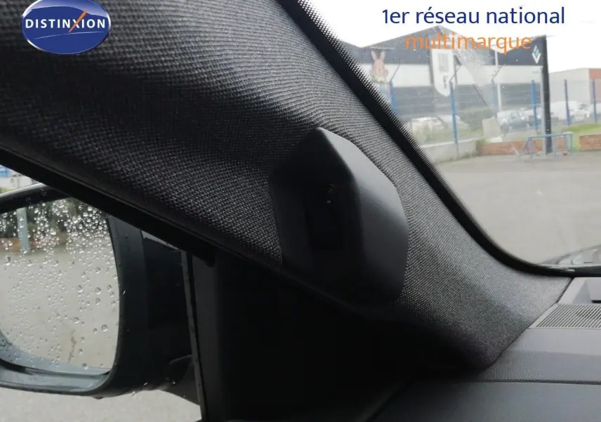 Détail intérieur côté gauche du Renault Austral noir étoile métal, montrant le haut de la portière et le rétroviseur extérieur.
