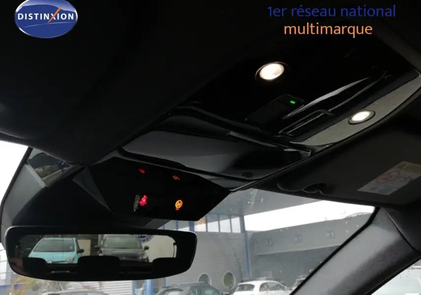 Vue intérieure du toit et rétroviseur central du Renault Austral noir étoile métal, avec éclairage et commandes intégrées visibles.