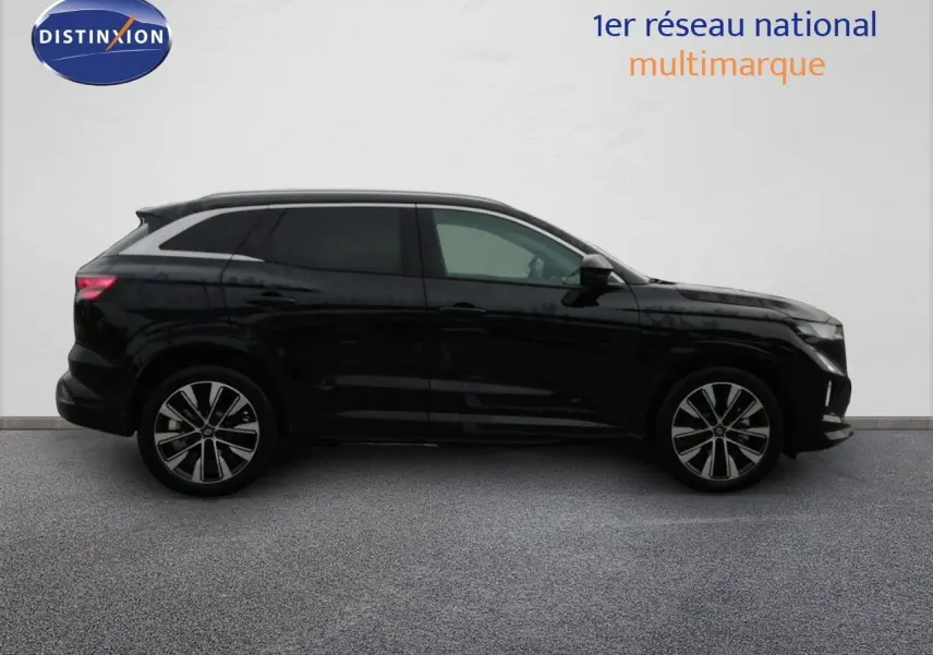 Profil droit d'un Renault Austral noir étoile métal 2026 avec jantes alliage bicolores et vitres teintées.