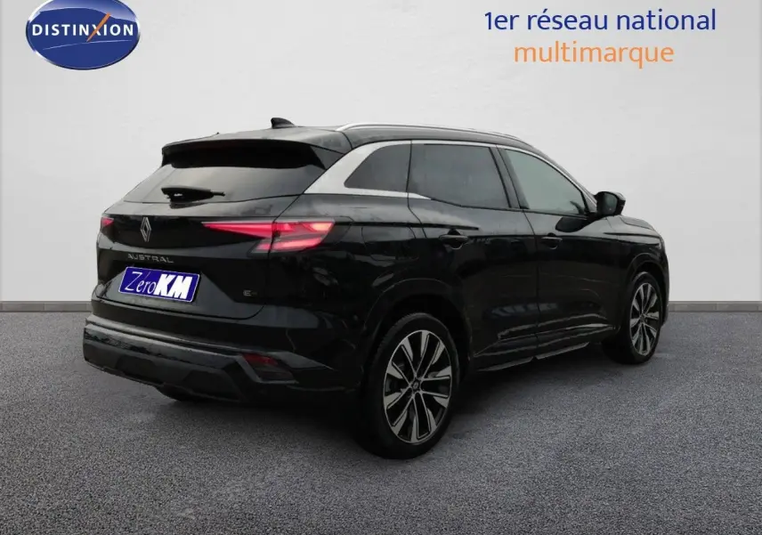 Vue 3/4 arrière droite du Renault Austral noir étoile métal avec feux arrière LED et jantes alliage bicolores.