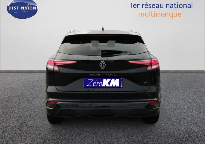 Vue arrière d’un Renault Austral noir étoile métal, avec feux LED fins et logo central bien visible.