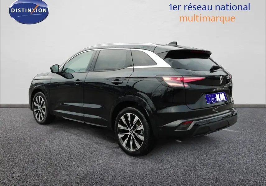 Vue 3/4 arrière droite du Renault Austral E-Tech Full Hybrid noir étoile métal avec jantes alliage bicolores.