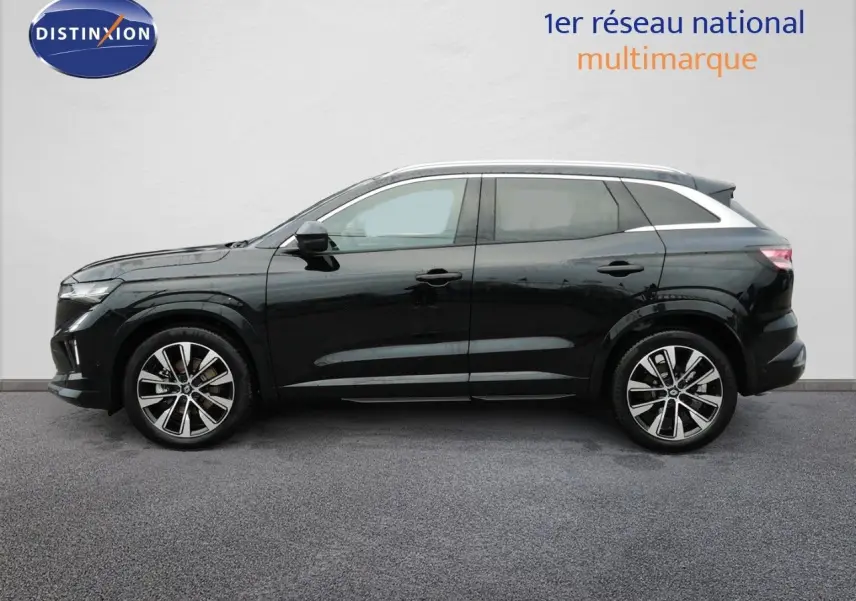 Profil droit du Renault Austral E-Tech Full Hybrid 200ch 2026 en noir étoile métal avec jantes alliage bicolores.
