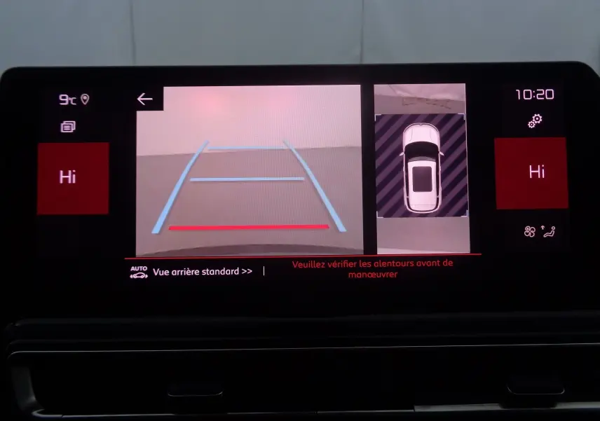 Écran multimédia du Citroën C5 Aircross 2022 montrant la caméra de recul avec guidage et vue aérienne du véhicule.
