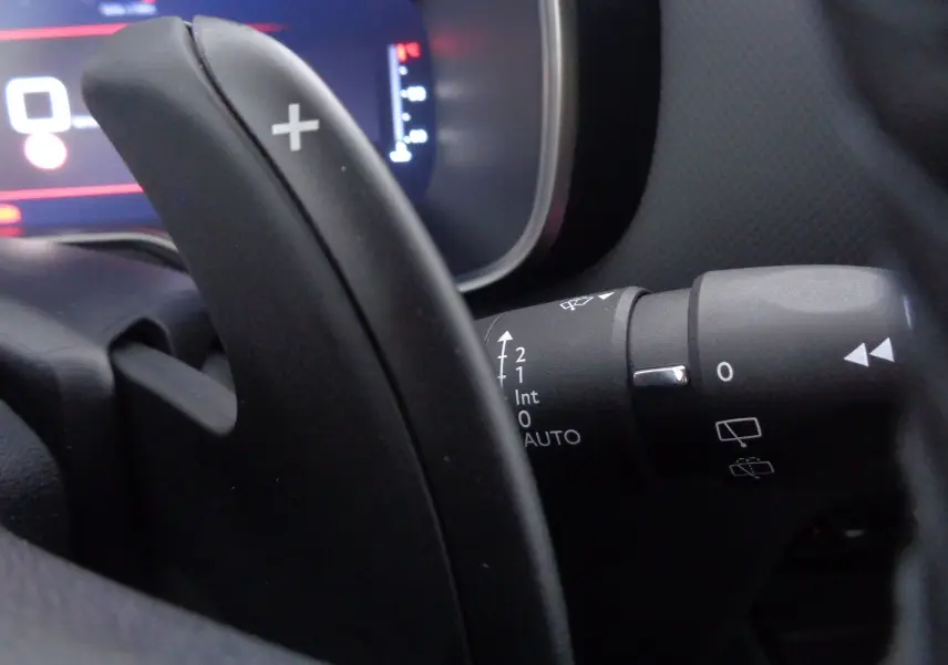 Gros plan sur la palette de changement de vitesse droite noire et la commande d'essuie-glace du Citroën C5 Aircross 2022.