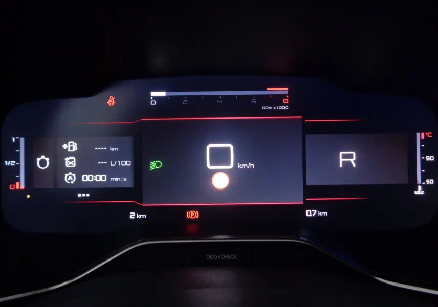Tableau de bord numérique du Citroën C5 Aircross noir, affichant vitesse à 0 km/h et mode marche arrière.