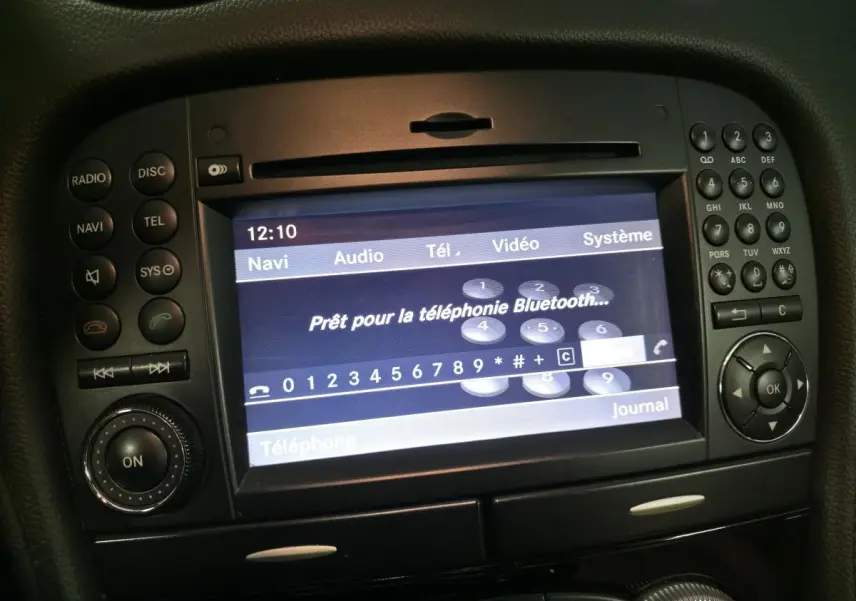 Écran central COMAND de la Mercedes SL 500 noir de 2008, affichant la fonction téléphone Bluetooth prête à l'emploi.