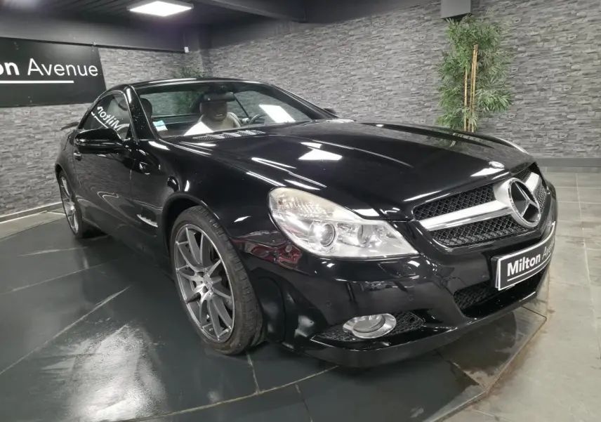Mercedes SL 500 noir vue 3/4 avant droit avec jantes alliage 19 pouces et toit rigide escamotable fermé