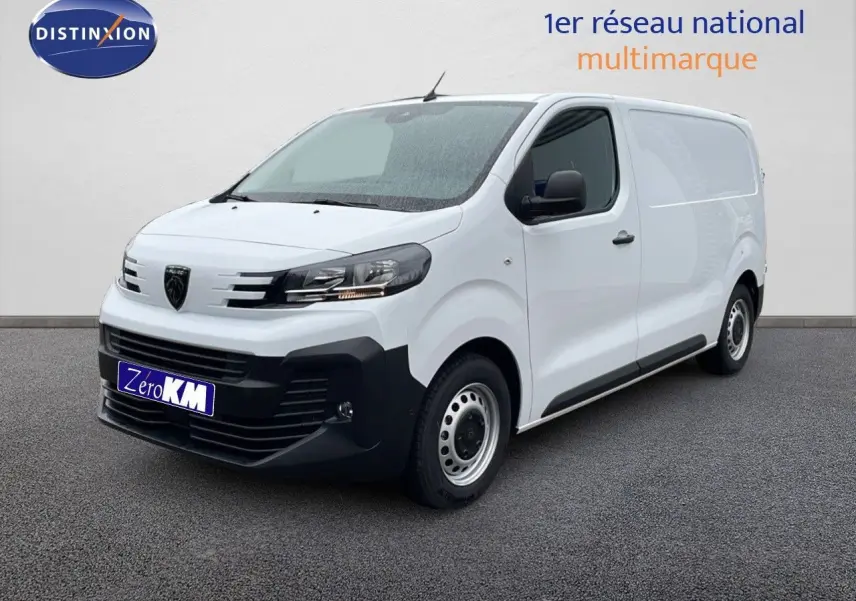 Fourgon blanc Peugeot Expert M 1.5 BlueHDi 120ch vu en 3/4 avant droit avec calandre noire et jantes acier.