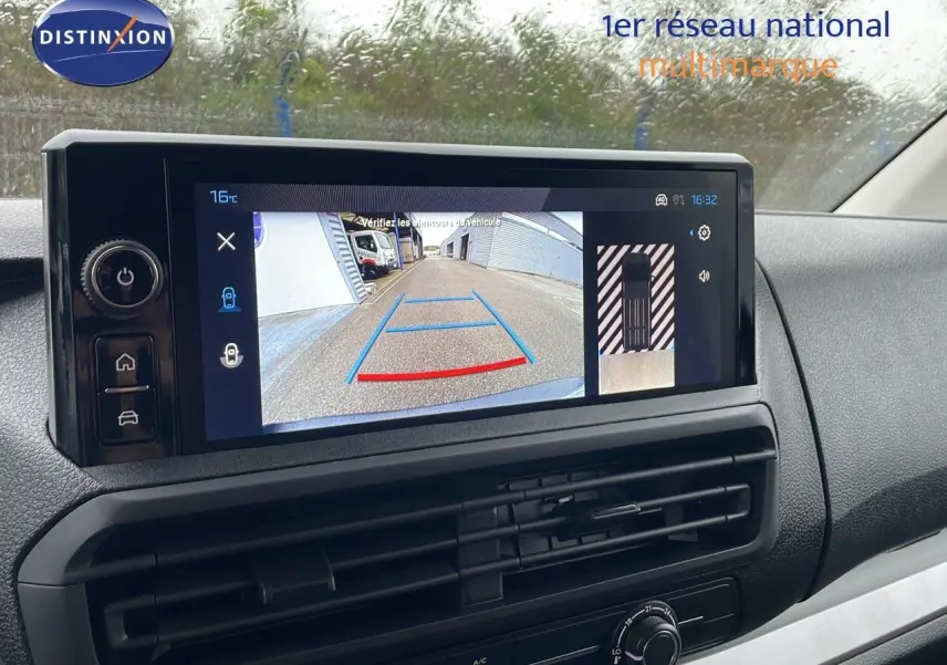 Écran tactile du tableau de bord du Peugeot Expert Fourgon blanc 2025 montrant la caméra de recul et l'aide au stationnement.