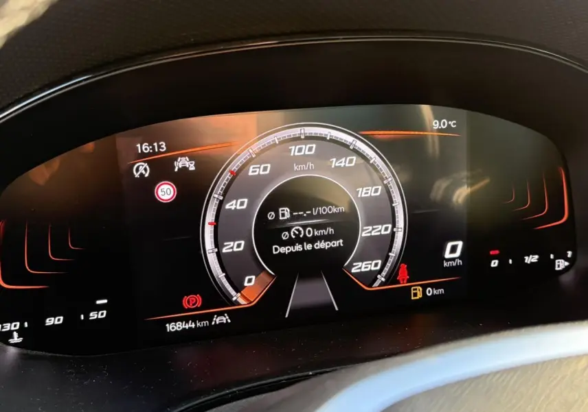 Tableau de bord numérique du SEAT Ibiza TSI 115 Xcellence 2025, affichage vitesse et alertes en vue frontale rapprochée.