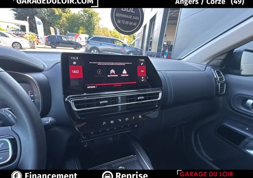 Tableau de bord noir du Citroën C5 Aircross 2025 avec écran tactile central et volant cuir visible côté gauche.