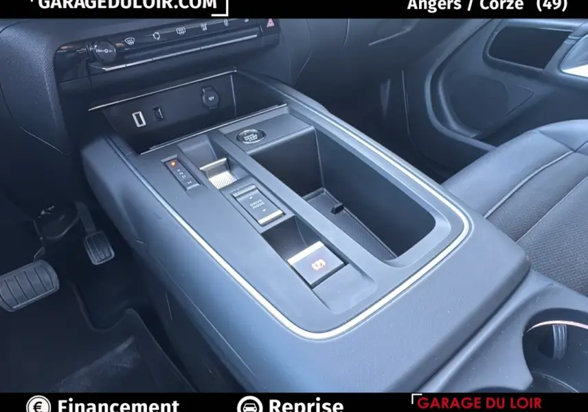 Vue rapprochée de la console centrale noire du Citroën C5 Aircross 2025 avec commandes de boîte auto et rangement intégré.